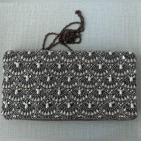 Beaded evening clutch w long detachable chain in silver, gold & taupe - Picture 13 of 13